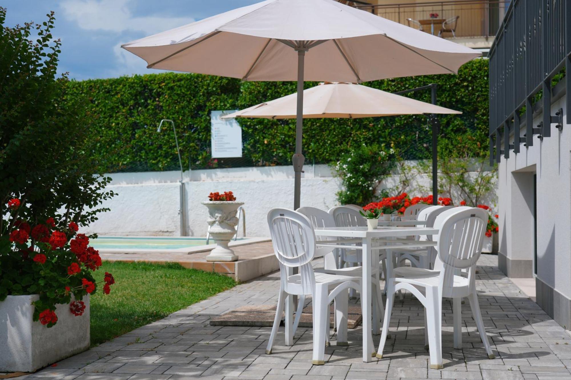 Appartamenti Da Mirella Lazise Exteriör bild